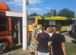 Сбито зеркало, люди в шоке: частный и муниципальный автобусы устроили гонки за пассажиров на улице Морской, - очевидцы