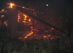 В Мартыновском районе сгорело заброшенное здание