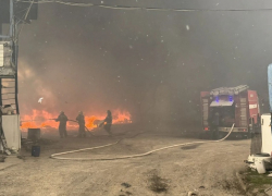 Сгоревшие грузовики, ядовитый пластик, груды покрышек, пламя на сотнях квадратных метров: как в Волгодонске  произошел один из крупнейших пожаров