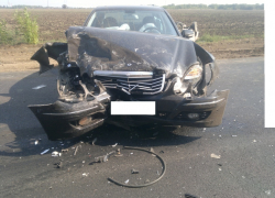 Под Волгодонском «четверка» столкнулась с «Мерседесом» и перевернулась 