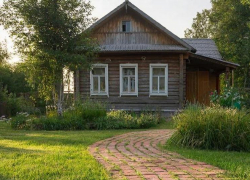 Дорожка из старого кирпича или деревянного спила: лайфхаки для дачников к началу сезона