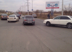 На пересечении Жуковского шоссе и проспекта Мира столкнулись три автомобиля - читатель