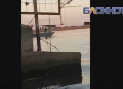 Волгодонец снял на видео рыбака, ставящего сети на заливе