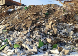 Личность устроившего завоз строительного мусора на берег котлована дачника установили в Волгодонске