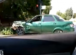 ВАЗ разворотило после столкновения с «Нивой» в Волгодонске