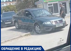 «Пешеход - не столб, обойдет?»: горожанка возмущена дерзкой парковкой водителя на тротуаре