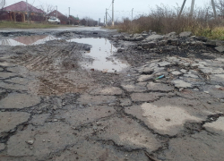 Многотонные КАМАЗы продолжают разрушать улицу Волгоградскую, добираясь до третьего моста