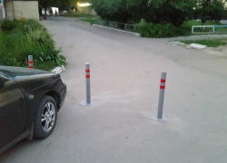 Единственный подъезд к дому перекрыли столбами, - волгодонец