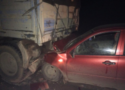 ВАЗ влетел в прицеп КАМАЗа на трассе Волгодонск-Дубовское, есть пострадавшие 