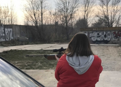 8-летняя девочка выстрелила в 7-летнюю сестру из пневматической винтовки в селе Ремонтное