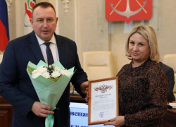 «На таких, как ваш муж, держится Россия!»: супруге действующего бойца СВО вручили благодарственное письмо 