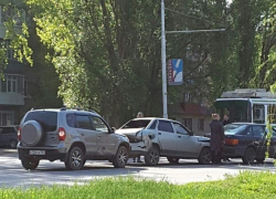 В Волгодонске на глазах у сотрудников ГИБДД произошло тройное ДТП