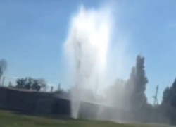 «Коммунальный фонтан» высотой с тополь забил на улице Степной в Волгодонске