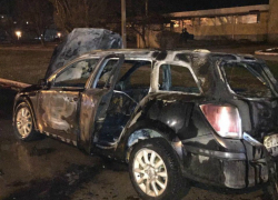 «Опель Астра» сгорел дотла в квартале В-16 в Волгодонске 