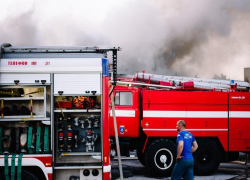 Пять единиц спасательной техники привлекались к тушению бытового склада в Волгодонске