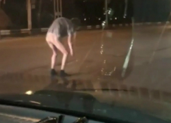 Голый мужчина, разгуливающий по путепроводу Волгодонска, попал на видео