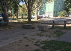 На бетонный блок, перекрывающий въезд во двор, скинулись бабушки, - очевидец о незаконном самоуправстве