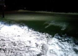 Вандалы на иномарке в Романовской сломали ограждение на катке и угрожали сторожу