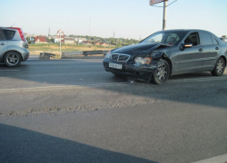 В Волгодонске на путепроводе произошло ДТП с участием автомобилей «Hyundai» и «Mercedes»