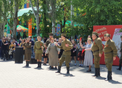 «Подпевал весь парк»: артисты волгодонского драмтеатра развлекали горожан в День Победы