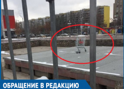 Молодежь затащила продуктовую тележку в сломанный фонтан на площади Курчатова