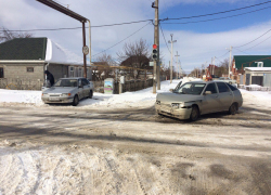 Даже светофор не спасает от ДТП на пересечении Озерного и Черникова, - читатель