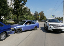 Четыре автомобиля столкнулись в кармане на проспекте Строителей