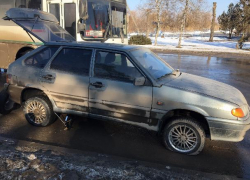 Шесть машин угодили в яму на рельсах и лишились колес при въезде в Волгодонск