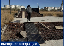  Опасные игры: в парке «Молодежный» дети лихачат на самокатах по торчащей арматуре
