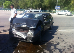 В Волгодонске на путепроводе произошло серьезное ДТП: столкнулись «ВАЗ-2109» и «Nissan Pathfinder» 