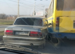 В Волгодонске из-за пробки на мосту столкнулись «Волга» и пассажирский автобус