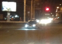 В Волгодонске на Строителей водитель иномарки перелетел через разделительный газон и оказался на «встречке»