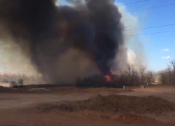 Крупный пожар вспыхнул рядом с ремонтируемой дорогой на РоАЭС