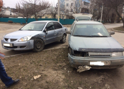 В Волгодонске «Мицубиси Лэнсер» с волгоградскими номерами попал в ДТП на Горького
