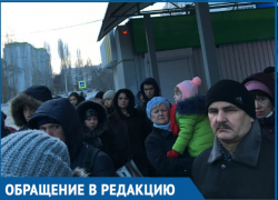 Более 30 волгодонцев на остановке «Звездная» ждали троллейбус в утренний час пик