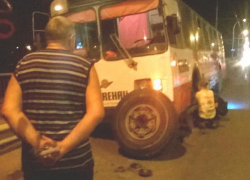 Троллейбусу оторвало колесо в ДТП с участием внедорожника на путепроводе Волгодонска 