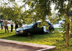 Водитель «Приоры» влетел в столб на проспекте Строителей 