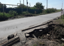 «Боязно за водителей и их авто»: жители Волгодонска обеспокоены обвалом дороги