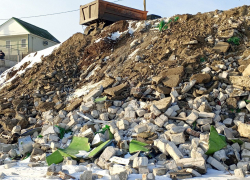 Берег котлована рядом с судоходным каналом в Волгодонске засыпают огромной массой строительного мусора 