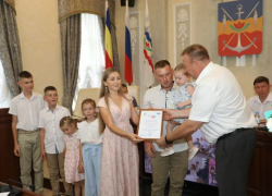 Многодетную семью волгодонцев поздравили с победой в региональном этапе Всероссийского конкурса «Семья года»