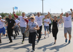 Участники VIP-забега в Волгодонске финишировали, взявшись за руки