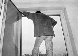 В Волгодонске 26-летний мужчина выпал из окна десятого этажа и разбился насмерть