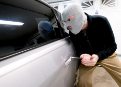 В Волгодонске дорогую иномарку угнали прямо от окон дома, где она была припаркована