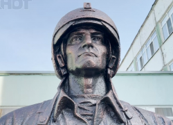 В Волгодонске установлен бюст Герою России Александру Антонову