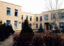 В школе подросток ударом ноги сломал нос семикласснику 