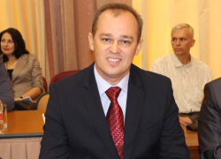 «За что замглавы Волгодонска Игорь Батлуков получает 200 тысяч рублей в месяц и служебную иномарку?» 