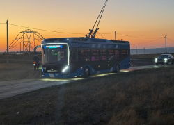 Как космический корабль: светящийся троллейбус без проводов сняли на видео на окраине Волгодонска