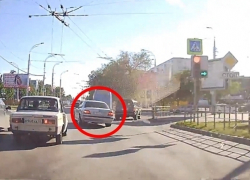 Проехавший на «красный» лихач на «БМВ» возмутил волгодонцев 