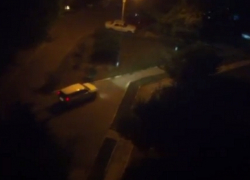 В Волгодонске огромный внедорожник паркуется на газоне, а добирается до него по бордюрам и детской площадке, - читатель «Блокнота»