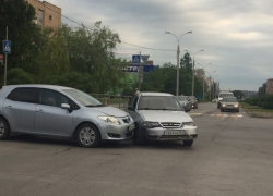 Toyota выломала колесо у Daewoo в ДТП у бывшего треста Волгодонска